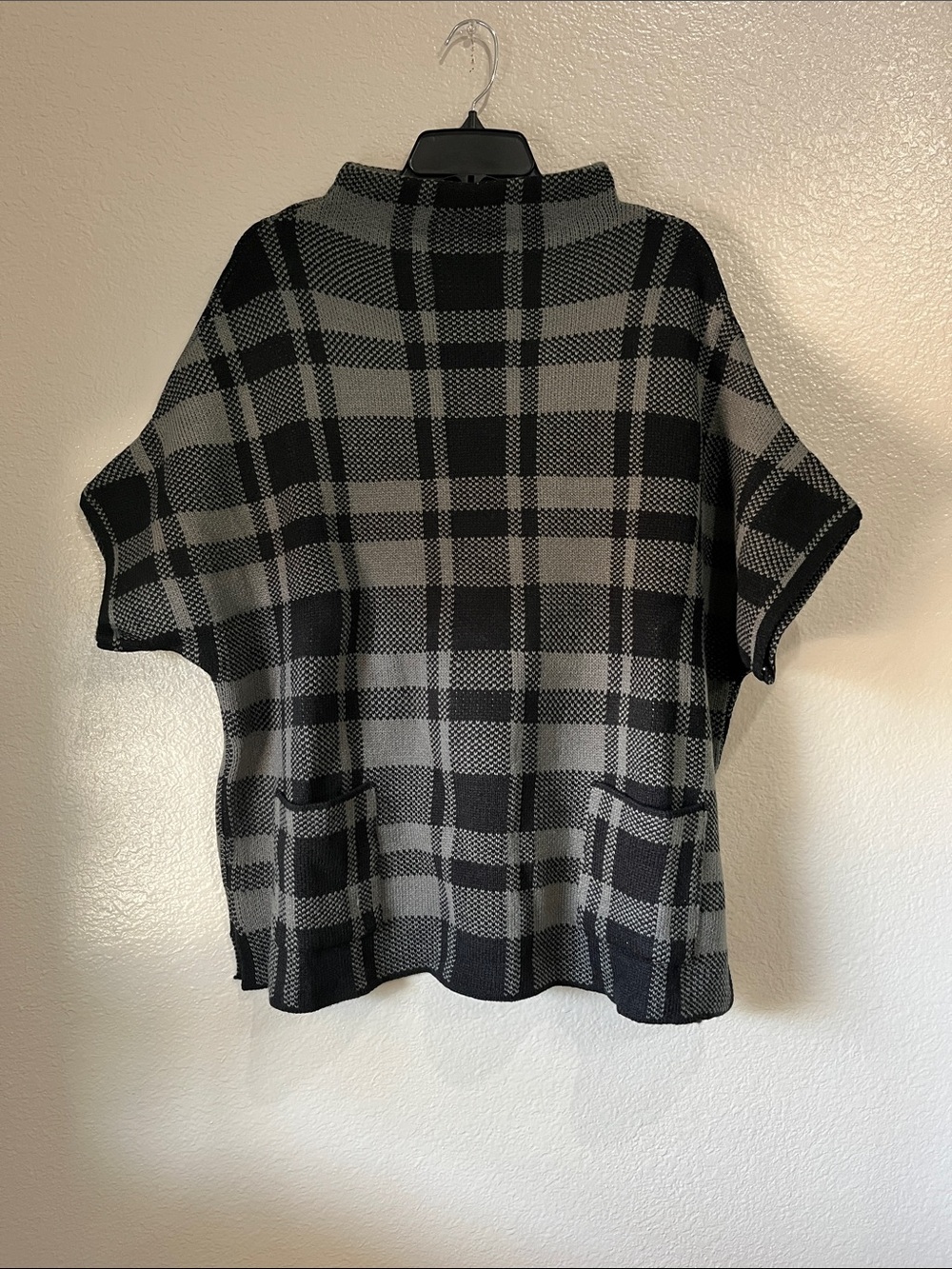 Plaid Short-Sleeve Knit Poncho in Gray and Black Sz One Size Comfy Casual Boho
